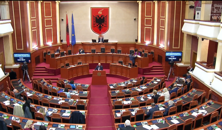 Miratohet me 96 vota pro marrëveshja për hapjen e degës së Kolegjit të Evropës në Tiranë