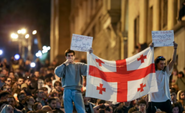 Mijëra njerëz në Gjeorgji protestojnë kundër ligjit për “agjentët e huaj”