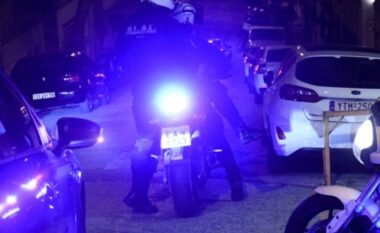 Qëllon me thikë bashkëmoshatarin grek, arrestohet 15-vjeçari shqiptar! Policia i prangos edhe babain, ja arsyeja