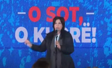 Jozefina Topalli i bashkohet protestës poshtë banesës së Berishës: Nuk mund të mbahet në arrest shtëpie kryetari i opozitës, pa fakte