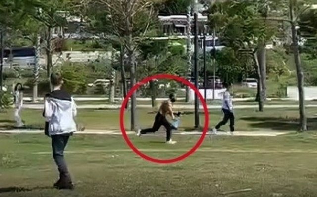 Ngjarje e tmerrshme në Vlorë, një burrë tenton të godasë me thikë fëmijët në park
