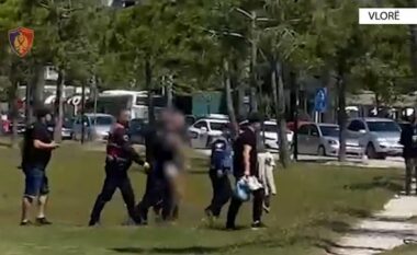 TMERROI Vlorën dje, kapet nga policia 30-vjeçari që tentoi të godiste me thikë fëmijët në park