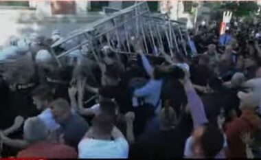 E FUNDIT/ Tensionohet situata para bashkisë së Tiranës, protestuesit heqin gardhin metalik dhe përplasen me policinë