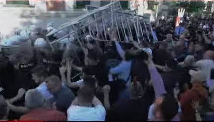 Tensionohet situata para bashkisë së Tiranës, protestuesit heqin gardhin metalik dhe përplasen me policinë