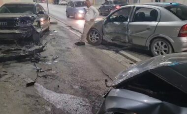 Aksident i rëndë në Vlorë, tre makina bëhen copë, përfundojnë në spital dy persona
