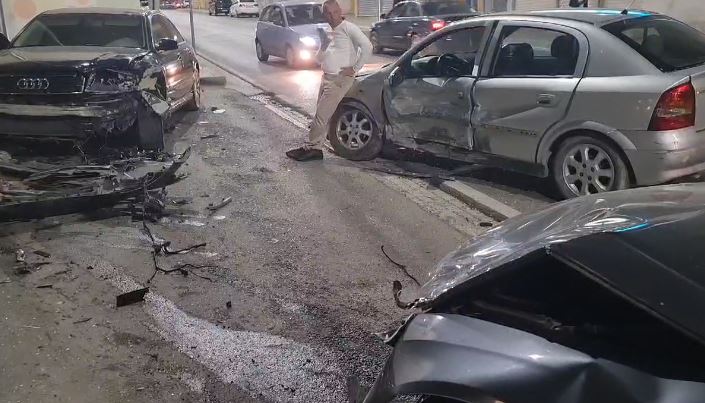 Aksident i rëndë në Vlorë, tre makina bëhen copë, përfundojnë në spital dy persona