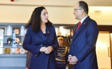 “Synimi ynë është integrimi i plotë në strukturat euroatlantike”- Presidentja Vjosa Osmani: Në këtë rrugë do të ndjekim shembullin e Shqipërisë.