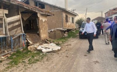 Pamje nga tërmeti që “shkundi” Turqinë, qytetarët e pushtuar nga paniku dalin nëpër rrugë