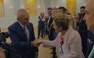 Pas përplasjeve politike, Ilir Meta dhe Monika Kryemadhi shtrëngojnë duart! Kryemadhi: Ne jemi të shtëpisë, nuk jemi mysafirë