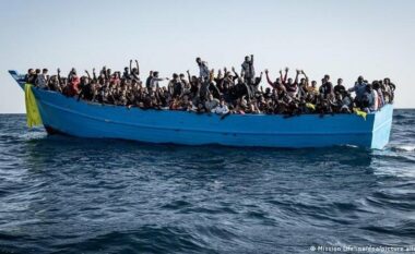 Roja bregdetare greke shpëton dhjetra emigrantë në një varkë druri
