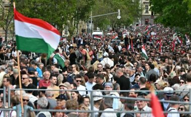 Mijëra njerëz protestojnë në Budapest kundër kryeministrit Viktor Orban