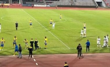 VIDEO/ Lojtarët çelin iftar në “Elbasan Arena”, ndërpritet për pak ndeshja Elbasani-Lushnja