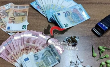 U kap në flagrancë duke i shitur drogë një 42-vjeçari, arrestohet adoleshenti shqiptar