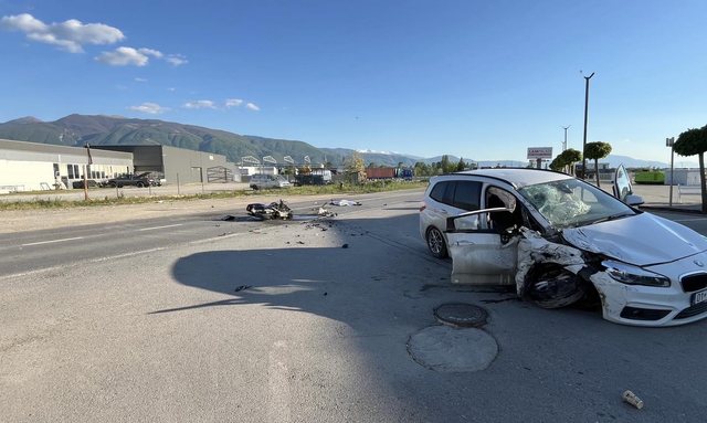 Aksident i rëndë në Prizren mes një veture dhe një motori, humbin jetën dy persona