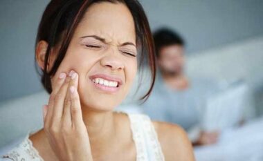 Çfarë të bëni kur keni dhimbje të forta dhëmbi