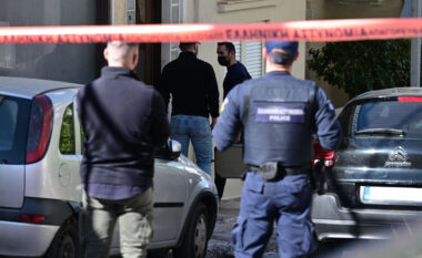 Misteri që mbulon vrasjen e nënë e bir në Greqi, 36-vjeçari u gjet i zhveshur në shtrat, pistat ku po hetohet