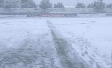 Bora mbulon fushën e stadiumit, shtyhet ndeshja e Kategorisë së Parë