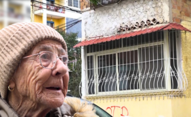 Tiranë/ Djali e nxori në rrugë, nëna: Më ndihmoni, dua të vdes në shtëpinë time (VIDEO)