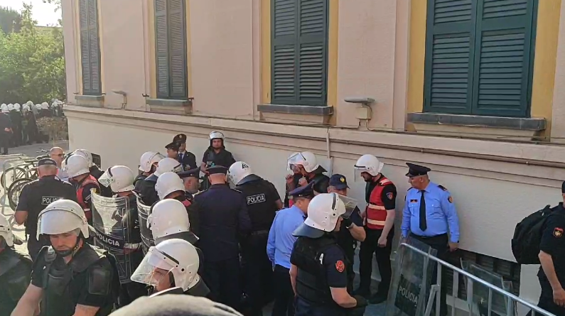 Protesta para bashkisë, humb ndjenjat polici, Alimehmeti i jep ndihmën e parë
