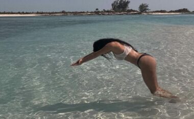 FOTO/ Kim Kardashian bëri xhiron e rrjetit dhe shkak u bë një zhytje në oqean!