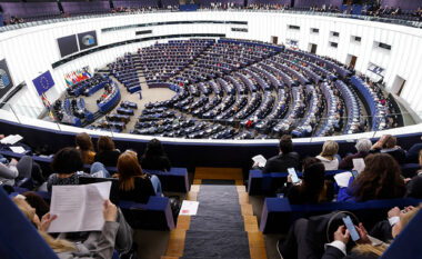 Moment “historik” për Europën! Parlamenti Evropian i jep ‘dritën jeshile’ paktit për Migracionin dhe Azilin.Ja çfarë përfshin paketa