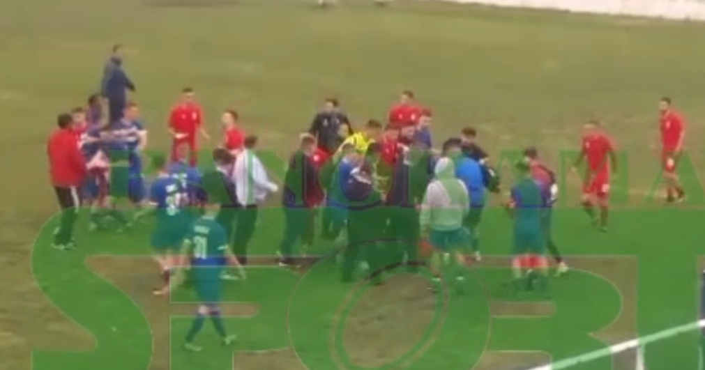 VIDEO / Degjeneron kampionati U-21, shikoni dhunën pas ndeshjes Erzeni – Partizani