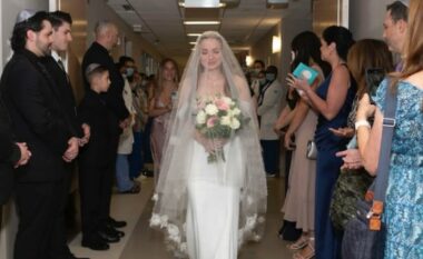 Prekëse/ Vajza martohet në spital që babai ta shihte nuse para se të vdiste (VIDEO)