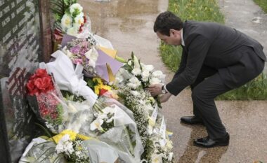 Kurti bëri homazhe në përkujtim të masakrës në Paklek të Drenasit