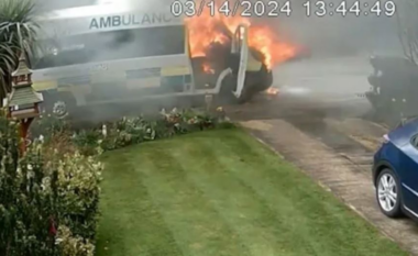 Momente të frikshme, ambulanca shpërthen në flakë (VIDEO)