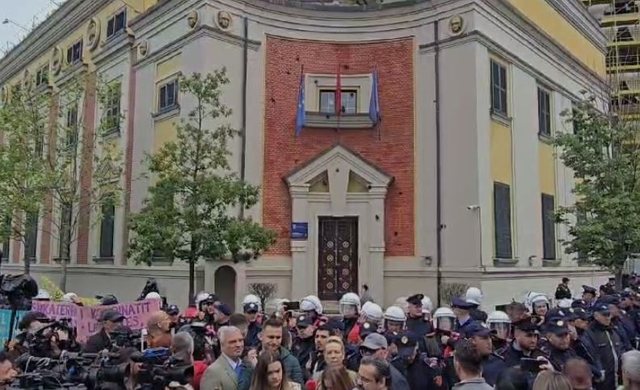 Përshkallëzohet tubimi, protestuesit hedhin mollë dhe bojë të zezë në drejtim të bashkisë Tiranë