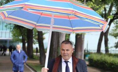 Deputeti demokrat ironizon Olta Xhaçkën, shkon në Kuvend me çadër plazhi