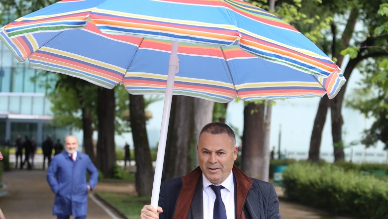 Deputeti Asllan Dogjani ironizon Olta Xhaçkën, shkon në Kuvend me çadër plazhi