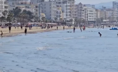 Plazh në prill! Durrësi mbushet me pushues, temperatura vere në pranverë