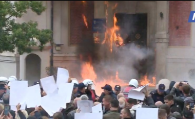 Protestuesit hedhin molotov, përfshihet nga flakët Bashkia e Tiranës