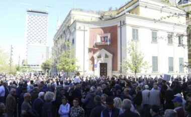 Protesta/ Tensione dhe shashka, qytetarët rrethojnë Bashkinë e Tiranës, kërkohet dorëheqja e Veliajt
