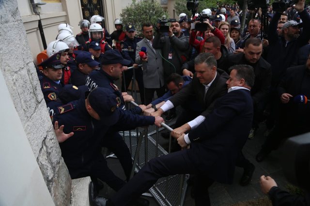 Protesta para bashkisë së Tiranës, policia procedon edhe dy figura politike