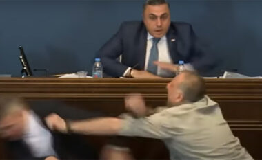 Përleshje mes deputetëve në Parlament (VIDEO)