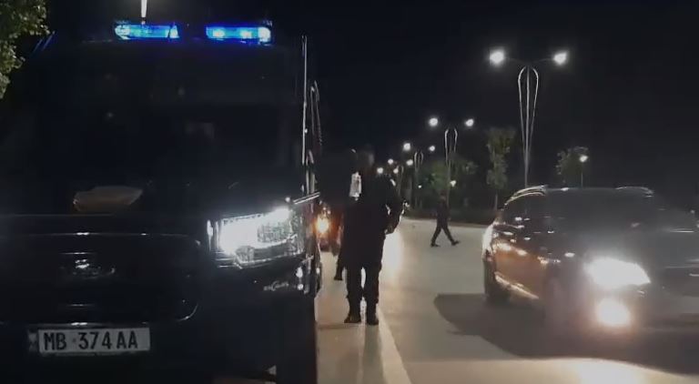 Policia aksion ‘blic’ edhe në Vlorë, shtohen kontrollet për personat që lëvizin me armë