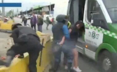 Po shoqërohej nga policia, gruaja i merr armën efektivit dhe plagos 3 persona (VIDEO)