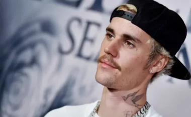 Justin Bieber shqetëson fansat, publikon foto duke u përlotur