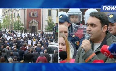 Ne nuk tërhiqemi, Këlliçi njofton datën e protestës së radhës para bashkisë së Tiranës