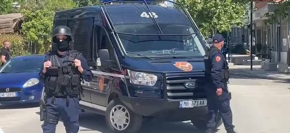 Nën masa të forta sigurie, mbërrin në Gjykatën e Vlorës “buzëderri”, u arrestua pasi përfitoi amnistinë