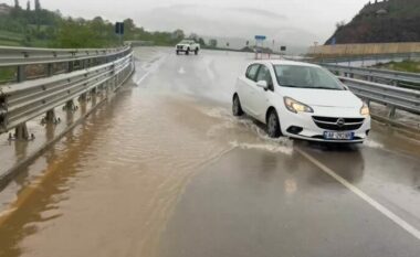 Situata e motit në vend/ Shiu përmbyt Rrugën e Arbrit në Gjoricë të Bulqizës