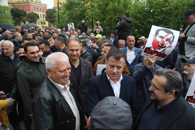 Përfundon protesta para Bashkisë së Tiranës