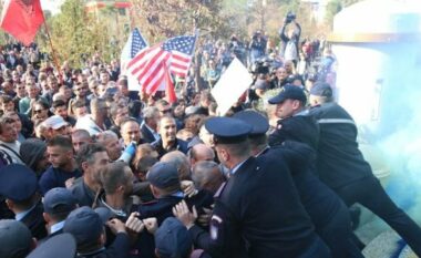 Opozita protestë para Bashkisë së Tiranës/ Blushi: Kur drejtësia i amniston të korruptuarit, populli i arreston