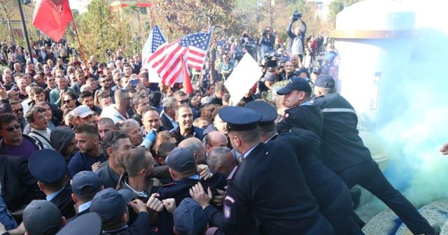 Opozita protestë para Bashkisë së Tiranës/ Blushi: Kur drejtësia i amniston të korruptuarit, populli i arreston