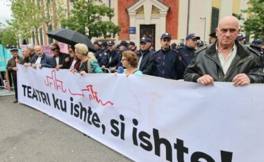 Protesta e opozitës/ Rrethohet Bashkia e Tiranës, Malkaj: Institucion kriminal, vjedh ç’i del para