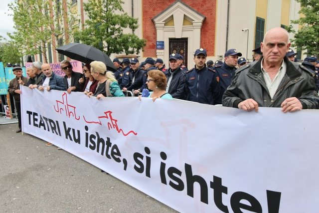 Protesta e opozitës/ Rrethohet Bashkia e Tiranës, Malkaj: Institucion kriminal, vjedh ç’i del para
