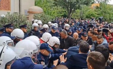 Protestuesit përleshen me policinë, tentojnë të futen në Bashkinë e Tiranës