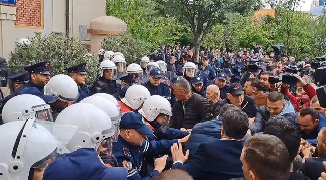 Protestuesit përleshen me policinë, tentojnë të futen në Bashkinë e Tiranës